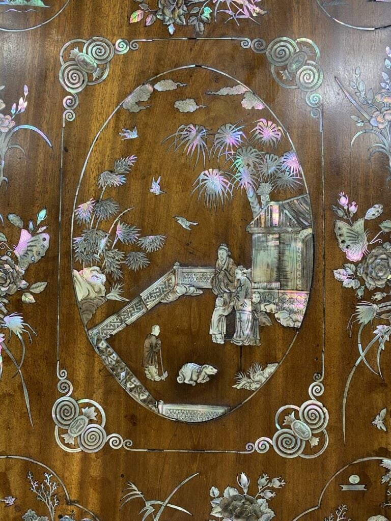 Vietnam - Grand plateau en bois avec incrustation de nacre à décor de scènes de…
