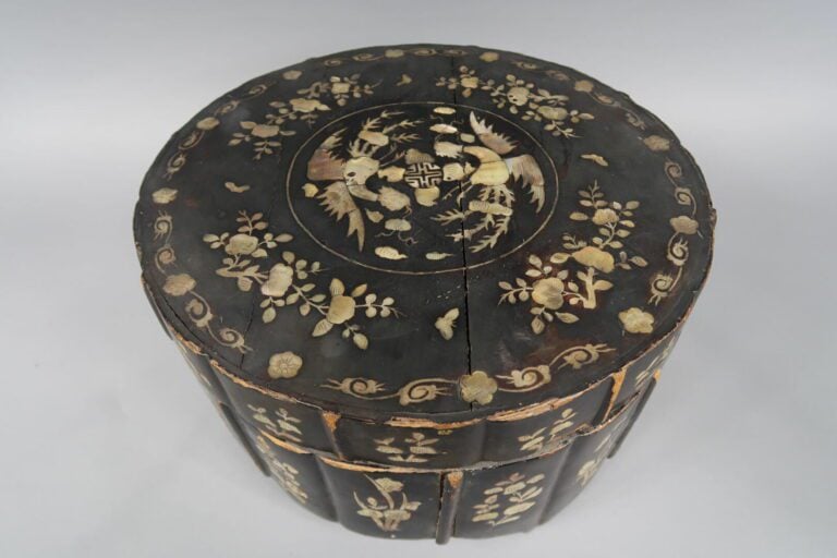 Vietnam - Importante boite en bois de forme ronde avec incrustation de nacre à…