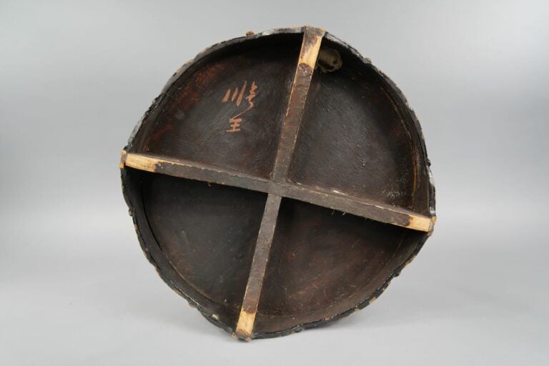 Vietnam - Importante boite en bois de forme ronde avec incrustation de nacre à…