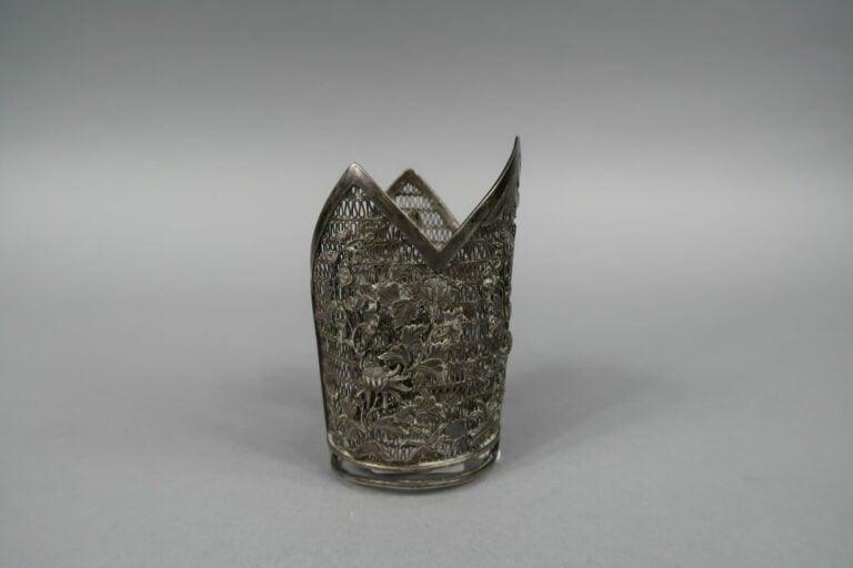 Vietnam - Manchette en argent (min. 800) à décor ciselé et ajouré de fleurs de…