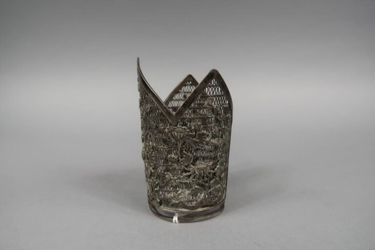 Vietnam - Manchette en argent (min. 800) à décor ciselé et ajouré de fleurs de…