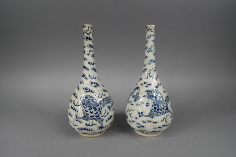 Vietnam - Paires de vases bouteille en porcelaine bleu blanc à décor d'un drago…