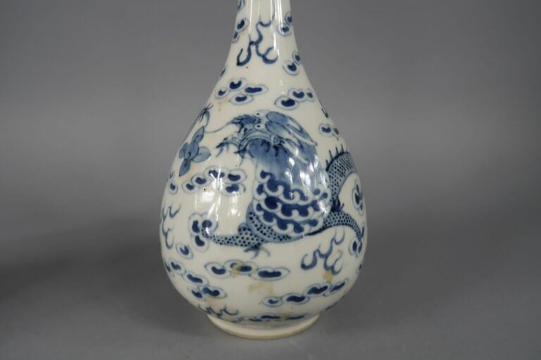 Vietnam - Paires de vases bouteille en porcelaine bleu blanc à décor d'un drago…