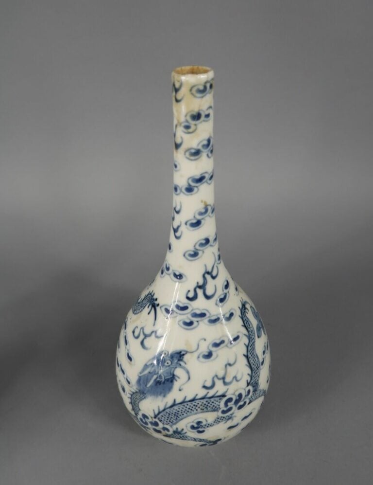 Vietnam - Paires de vases bouteille en porcelaine bleu blanc à décor d'un drago…