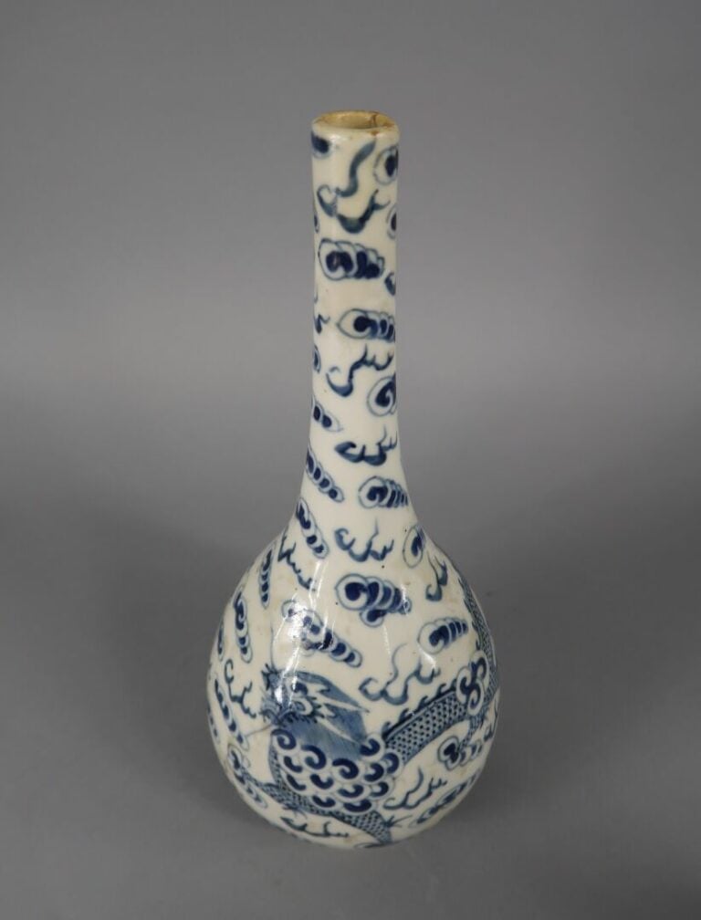 Vietnam - Paires de vases bouteille en porcelaine bleu blanc à décor d'un drago…