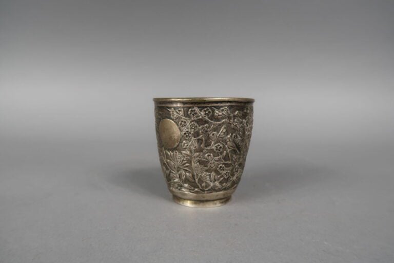 * Vietnam - Petite tasse en argent à décor repoussé de fleurs de prunus et de b…