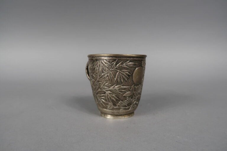 * Vietnam - Petite tasse en argent à décor repoussé de fleurs de prunus et de b…