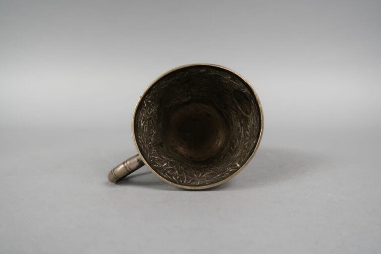 * Vietnam - Petite tasse en argent à décor repoussé de fleurs de prunus et de b…
