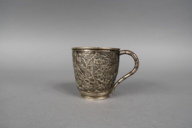 * Vietnam - Petite tasse en argent à décor repoussé de fleurs de prunus et de b…