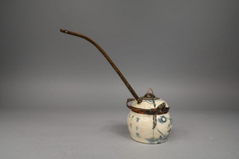 Vietnam - Pipe à eau/ opium en céramique craquelée bleu et blanc a décor lacust…