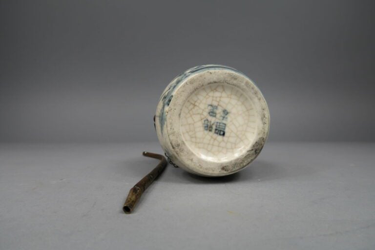 Vietnam - Pipe à eau/ opium en céramique craquelée bleu et blanc a décor lacust…