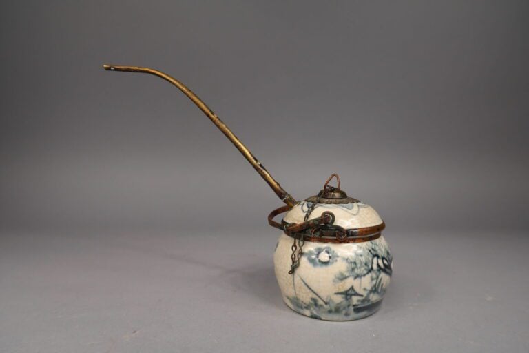 Vietnam - Pipe à eau/ opium en céramique craquelée bleu et blanc a décor lacust…