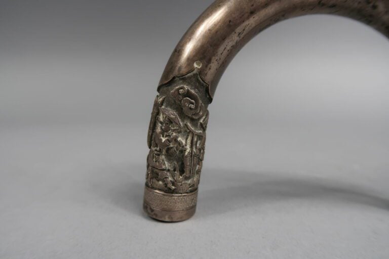 * Vietnam - Pommeau de canne en argent à décor ciselé d'une scène animée et d'u…