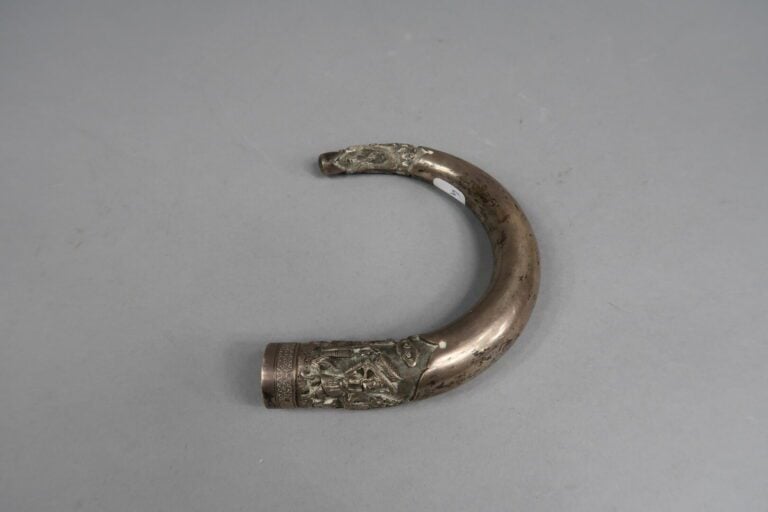 * Vietnam - Pommeau de canne en argent à décor ciselé d'une scène animée et d'u…