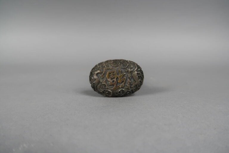 Vietnam - Pommeau de canne en argent (min. 800) à décor ciselé de loirs parmis…