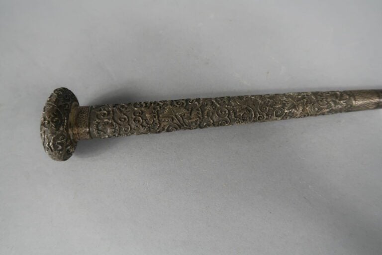 Vietnam - Pommeau de canne en argent (min. 800) à décor ciselé de loirs parmis…