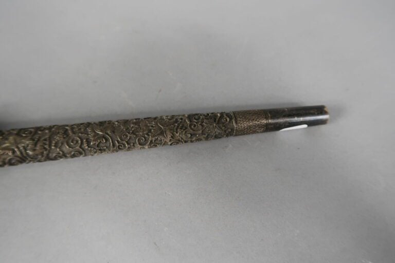 Vietnam - Pommeau de canne en argent (min. 800) à décor ciselé de loirs parmis…