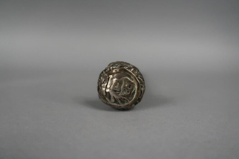 Vietnam - Pommeau de canne en argent (min. 800) à riche décor ciselé de dragons…