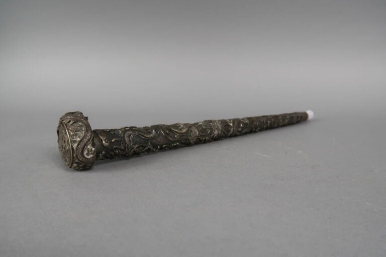 Vietnam - Pommeau de canne en argent (min. 800) à riche décor ciselé de dragons…