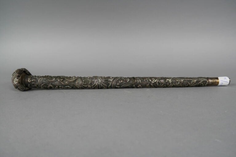 Vietnam - Pommeau de canne en argent (min. 800) à riche décor ciselé de dragons…