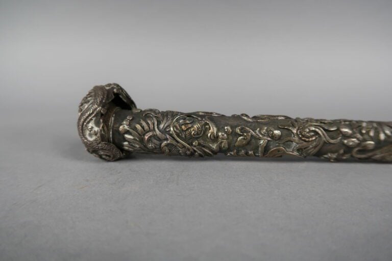 Vietnam - Pommeau de canne en argent (min. 800) à riche décor ciselé de dragons…