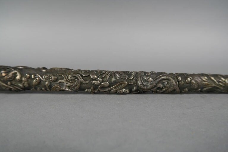 Vietnam - Pommeau de canne en argent (min. 800) à riche décor ciselé de dragons…