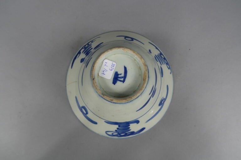 Vietnam - Soupière en céramique émaillé bleu blanc à décor de pysage et calligr…