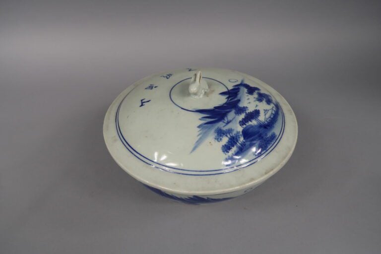 Vietnam - Soupière en céramique émaillé bleu blanc à décor de pysage et calligr…