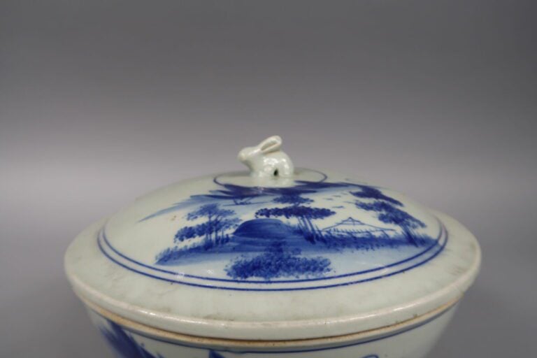 Vietnam - Soupière en céramique émaillé bleu blanc à décor de pysage et calligr…