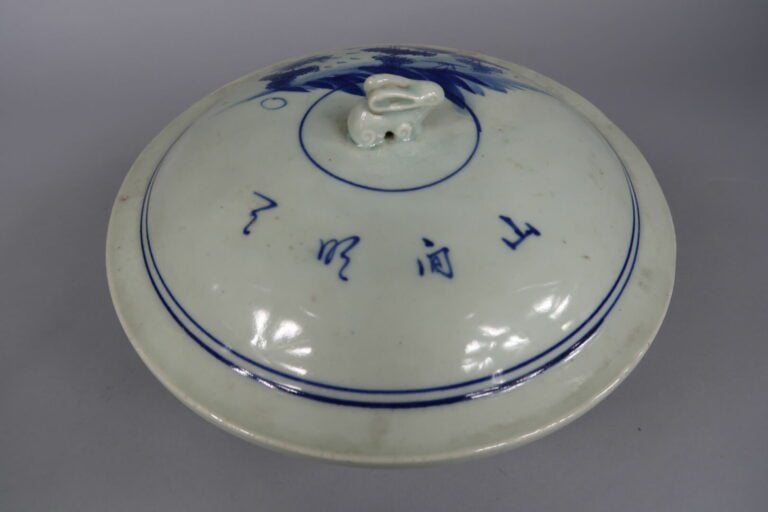 Vietnam - Soupière en céramique émaillé bleu blanc à décor de pysage et calligr…