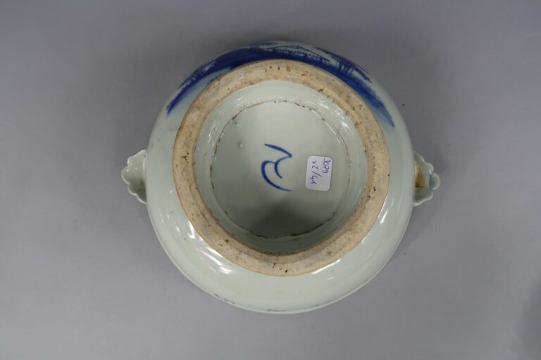 Vietnam - Soupière en céramique émaillé bleu blanc à décor de pysage et calligr…