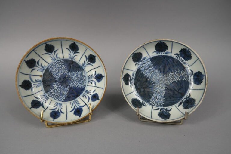 Vietnam - Suite de deux coupelles en porcelaine bleu blanc à décor de fleurs et…