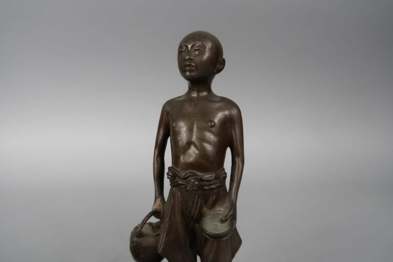 Vietnam - Sujet en bronze à patine brune représentant un jeune homme à la théiè…
