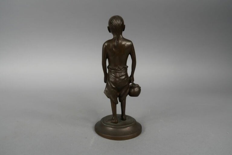 Vietnam - Sujet en bronze à patine brune représentant un jeune homme à la théiè…