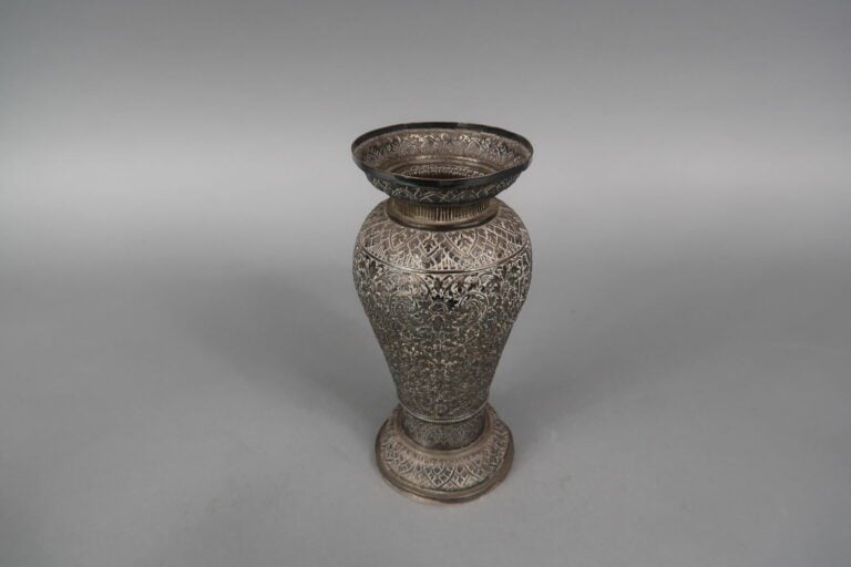 Vietnam - Vase balustre en argent à décor repoussé de frises feuillagées et fle…
