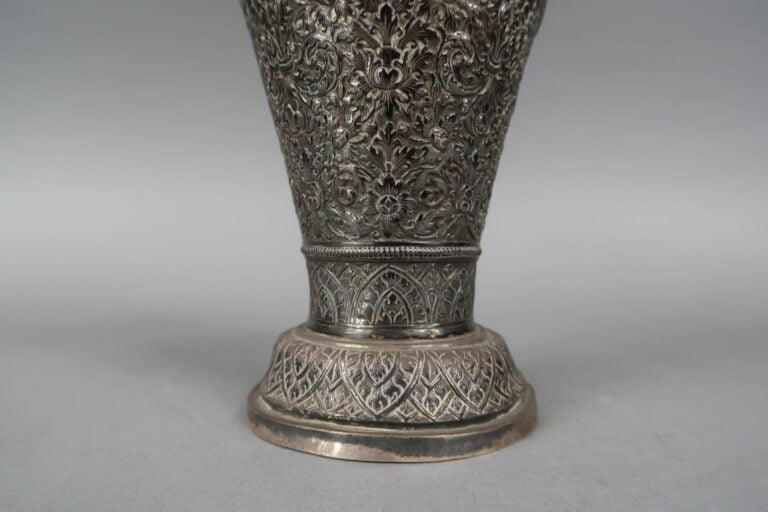 Vietnam - Vase balustre en argent à décor repoussé de frises feuillagées et fle…