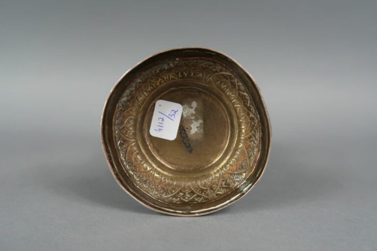 Vietnam - Vase balustre en argent à décor repoussé de frises feuillagées et fle…