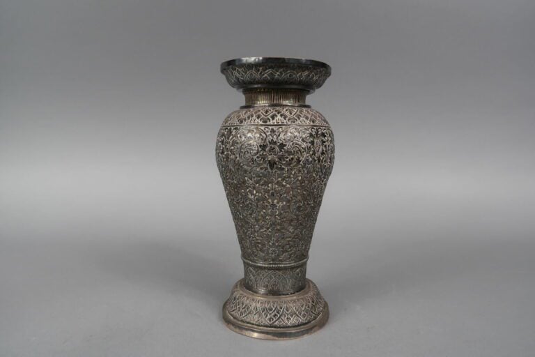 Vietnam - Vase balustre en argent à décor repoussé de frises feuillagées et fle…