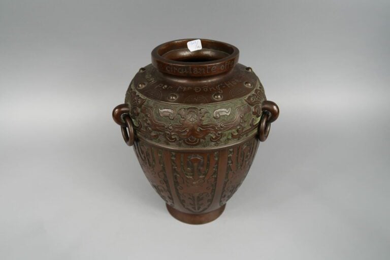 Vietnam - Vase balustre en bronze à décor de masques de toatie stylisés et moti…