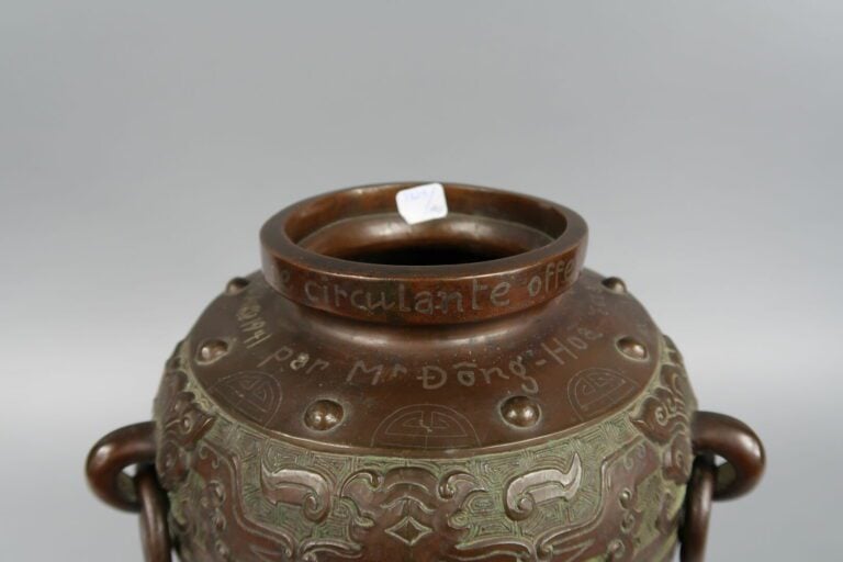 Vietnam - Vase balustre en bronze à décor de masques de toatie stylisés et moti…