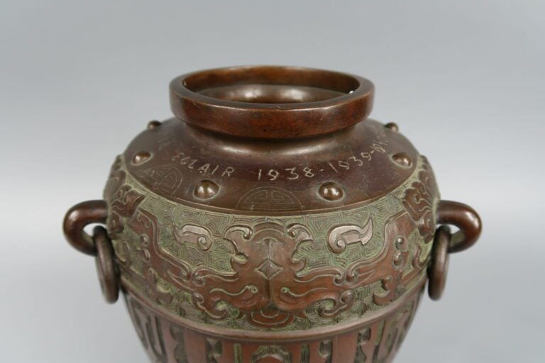 Vietnam - Vase balustre en bronze à décor de masques de toatie stylisés et moti…