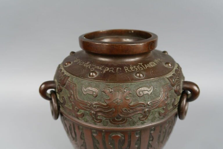 Vietnam - Vase balustre en bronze à décor de masques de toatie stylisés et moti…