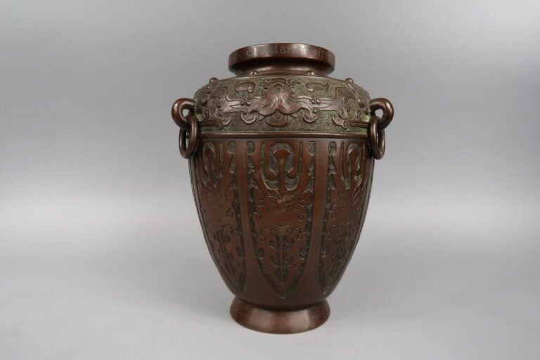 Vietnam - Vase balustre en bronze à décor de masques de toatie stylisés et moti…