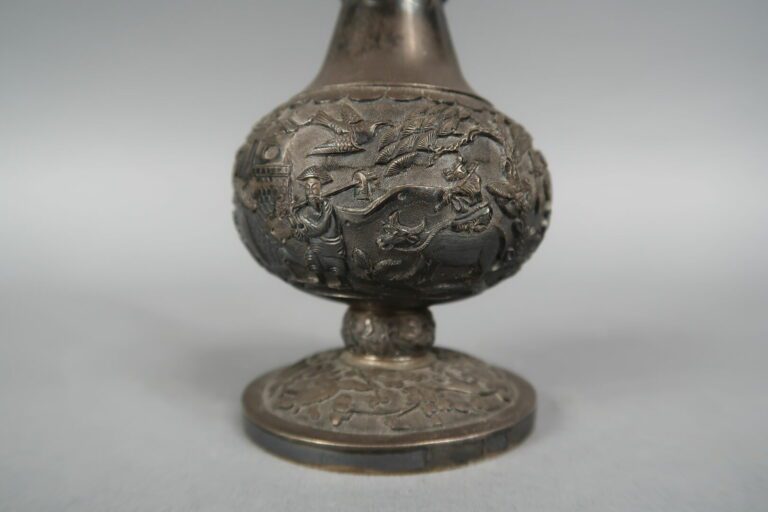 Vietnam - Vase soliflore en argent (min. 800) à décor en léger relief de scènes…