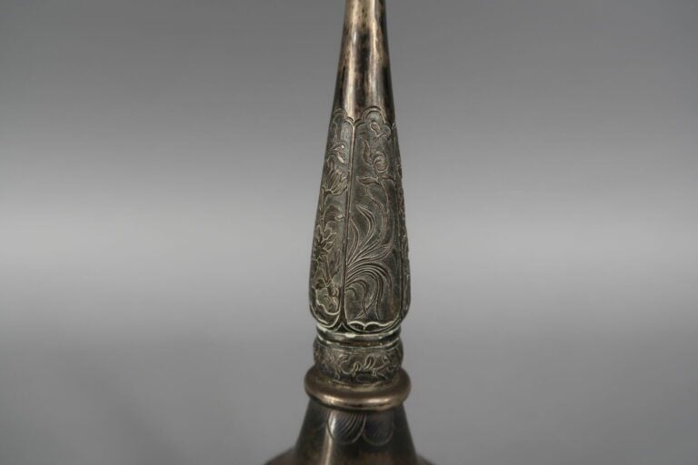 Vietnam - Vase soliflore en argent (min. 800) à décor en léger relief de scènes…