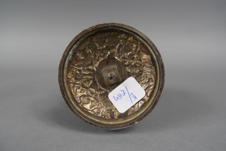 Vietnam - Vase soliflore en argent (min. 800) à décor en léger relief de scènes…