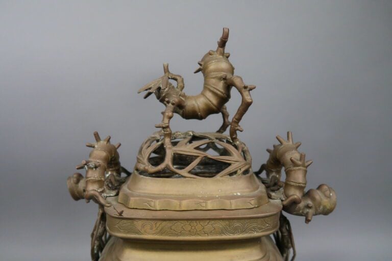 Vietnam, XXe siècle - Brûle-parfum en bronze à décor de racines de bambous form…