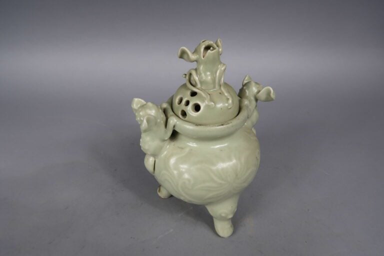 Vietnam, XXème siècle - Petit brule parfum en porcelaine émaillé celadon à déco…