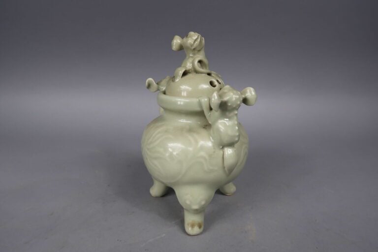 Vietnam, XXème siècle - Petit brule parfum en porcelaine émaillé celadon à déco…