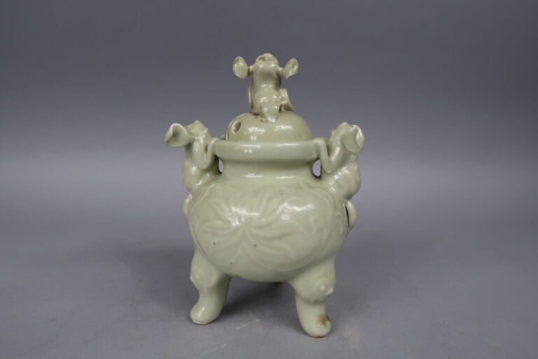 Vietnam, XXème siècle - Petit brule parfum en porcelaine émaillé celadon à déco…
